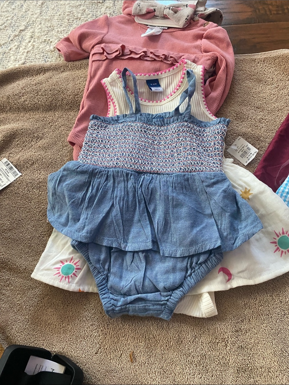 Baby girl bundle of clothes 6-9 - Picture 4 of 7